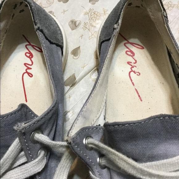 4 for $20 Love distressed gray sneakers size 6 - Picture 2 of 5